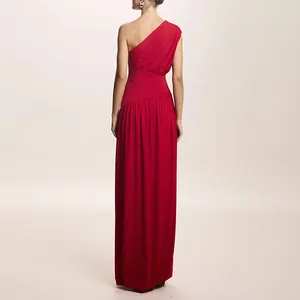 Elegante abito lungo rosso monospalla con design a pieghe e una vestibilità aderente