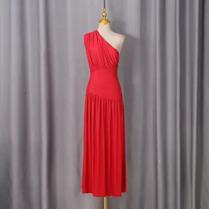 Dettaglio di un abito rosso monospalla con elegante design a pieghe e vestibilità slim
