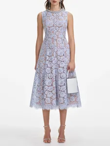 Elegante lichtblauwe mouwloze midi-jurk van bloemenkant met verfraaide halslijn