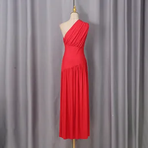 Dettaglio del tessuto a pieghe e del taglio monospalla dell'elegante abito rosso