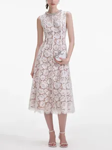 Elegante witte mouwloze midi-jurk van bloemenkant met een kralenhalslijn voor dames.
