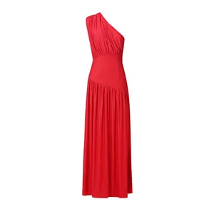 Elegante abito lungo rosso monospalla con corpetto a pieghe dettagliato su sfondo bianco