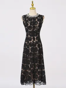 Elegante zwarte bloemen kant mouwloze midi-jurk met parel versierde ronde hals