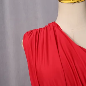Primo piano dei dettagli della spalla pieghettata di un elegante abito rosso monospalla