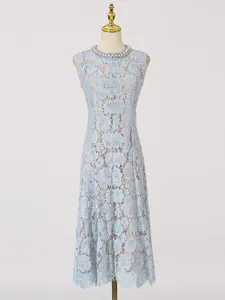 Elegante lichtblauwe midi-jurk van bloemenkant met een verfijnde parelmoeren halslijn