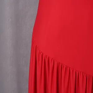 Primo piano dell'elegante abito rosso con design a pieghe e trama liscia del tessuto