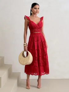 Elegante completo due pezzi in pizzo rosso con top a volant e gonna a vita alta
