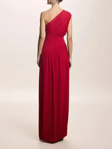 Elegante abito lungo rosso monospalla con pieghe da donna, vestibilità aderente e chic.