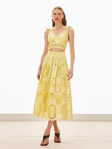 Completo due pezzi in pizzo giallo con crop top a V e gonna midi a pieghe a vita alta