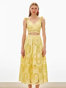 Elegante completo mare due pezzi giallo con top scollo a V e gonna lunga a vita alta