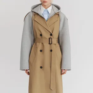Vorderansicht eines mittellangen Damen-Kapuzen-Trenchcoats mit grauen Jersey-Ärmeln.