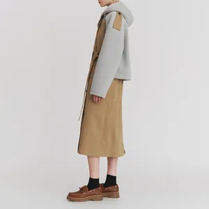 Seitenprofil eines khakifarbenen Midi-Trenchcoats für Damen mit grauen Kapuzendetails