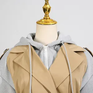 Nahaufnahme eines zweifarbigen Kapuzen-Trenchcoats im koreanischen Stil mit Reißverschluss