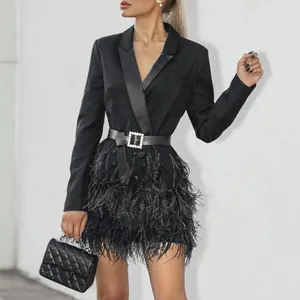 Elegantes schwarzes Blazerkleid mit V-Ausschnitt und Federbesatz