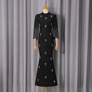 Elegante vestido de noche sirena negro con patrones de diamantes y mangas acampanadas