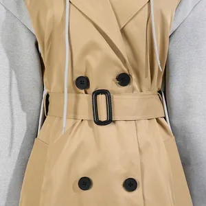 Detailansicht des beige-grauen Trenchcoats mit Kapuze, schwarzer Schnalle und Knöpfen