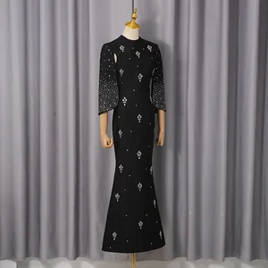 Elegante vestido largo de noche negro estilo Hepburn francés con patrones de diamantes blancos