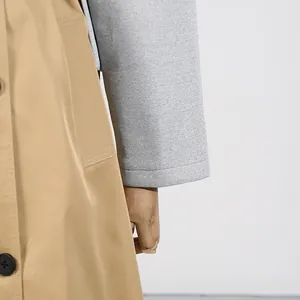 Detailaufnahme der Ärmel und des khaki Korpus eines stylischen Trenchcoats