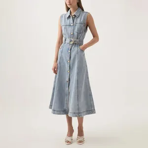 Gesamtansicht eines hellblauen ärmellosen Denim-Midikleids mit Kragen und Gürtel