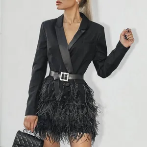 Detailansicht des eleganten schwarzen Blazer-Kleides mit Federsaum und Kristallgürtel