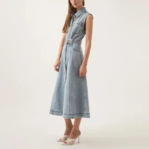Ganzkörperansicht eines ärmellosen Denim-Midikleids in Hellblau mit Gürtel