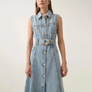 Detailansicht eines ärmellosen Denim-Maxikleids mit Kragen und goldener Gürtelschnalle.