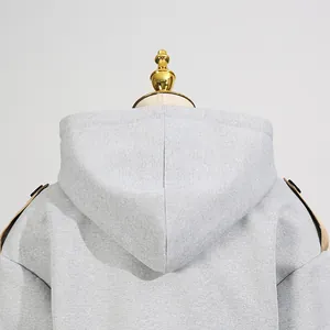 Detaillierte Rückansicht eines grauen Kapuzenwindbreakers mit stilvollen beigen Kontrastdetails
