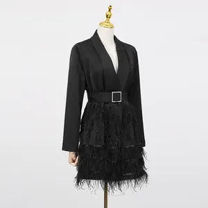 Elegantes schwarzes Blazerkleid mit V-Ausschnitt, Strassgürtel und gefiedertem Stufenrock.