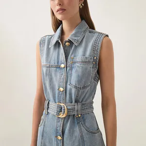 Detail eines ärmellosen Denim-Maxikleids mit Reverskragen und goldener Gürtelschnalle.