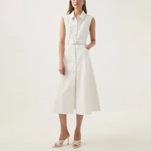 Stilvolles weißes ärmelloses Jeans-Midikleid mit modischem Reverskragen und Gürtel