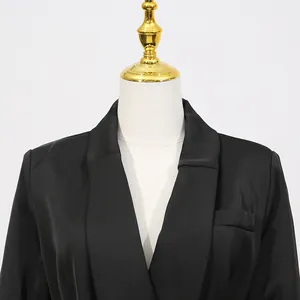 Detailansicht des eleganten V-Ausschnitts und Revers eines schwarzen Blazer-Abendkleids