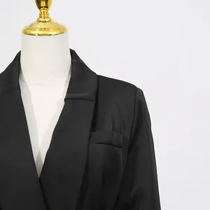 Detailaufnahme eines eleganten schwarzen V-Ausschnitt-Blazerkleides auf einer Schaufensterpuppe