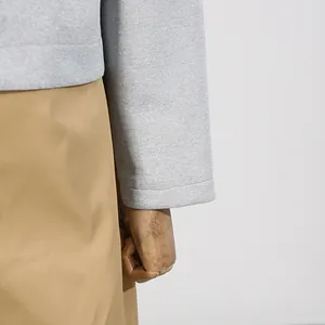 Detailansicht des Ärmels und der Stoffstruktur der grauen Freizeitjacke im Korea-Stil.