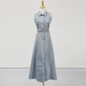 Vorderansicht eines stilvollen hellblauen ärmellosen Denim-Maxikleids mit Gürtel