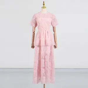 Vista detallada de un vestido largo rosa estilo francés bordado con capas de tul