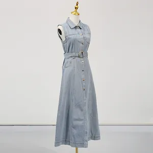 Elegantes ärmelloses hellblaues Denim-Maxikleid mit Revers und Taillengürtel-Detail