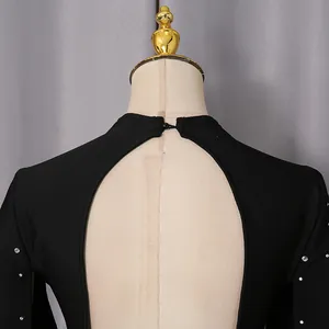 Primer plano de un elegante vestido de noche negro con espalda descubierta y pedrería