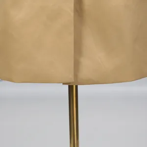 Detailansicht des khakifarbenen Trenchcoat-Saums mit glatter Stofftextur und Nähten.