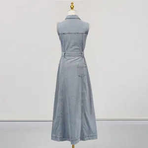 Rückansicht eines ärmellosen hellblauen Denim-Maxikleides mit Taillenband und Tasche.
