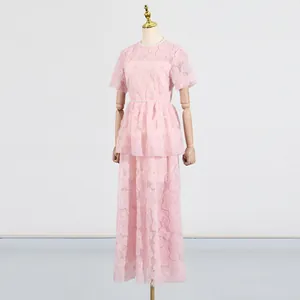 Vestido francés de malla rosa bordada con detalle de falda a capas