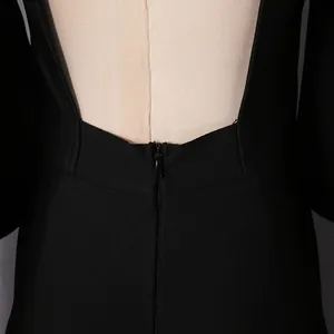 Primer plano de la cremallera oculta en la espalda de un vestido de noche negro sin espalda