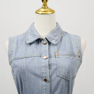 Detailansicht eines ärmellosen Jeans-Maxikleids mit Reverskragen und Metallknöpfen