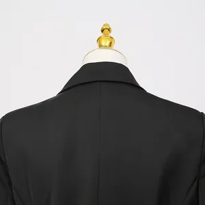 Detailansicht der Rückseite des Kragens und der Schultern eines schwarzen Blazer-Kleides