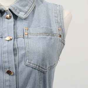 Detailaufnahme eines ärmellosen Jeanskleides mit Reverskragen und goldenen Knöpfen