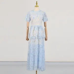 Vista detallada de un vestido de malla bordado azul claro de estilo francés con falda