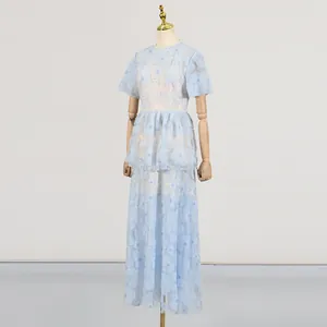 Elegante vestido largo azul claro estilo francés con bordado floral y tul escalonado