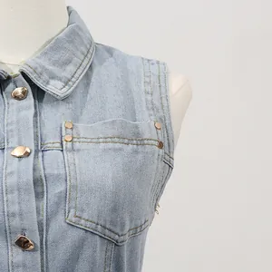 Nahaufnahme eines ärmellosen Jeanskleides mit modischem Reverskragen und Brusttaschen.
