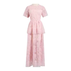 Vestido largo rosa de estilo francés en malla bordada con falda de capas y cintura