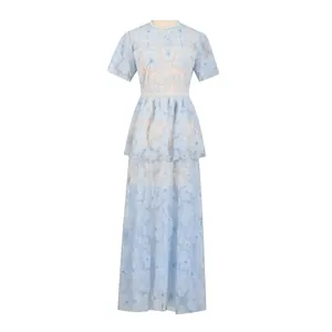 Elegante vestido largo de tul bordado con flores en color azul claro estilo francés