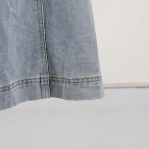 Detailaufnahme der robusten Doppelnaht an einem hellblauen ärmellosen Jeanskleid.